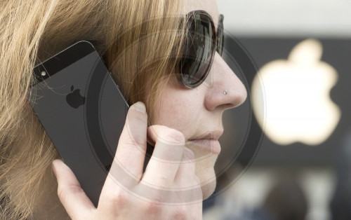Frau telefoniert mit einem iPhone